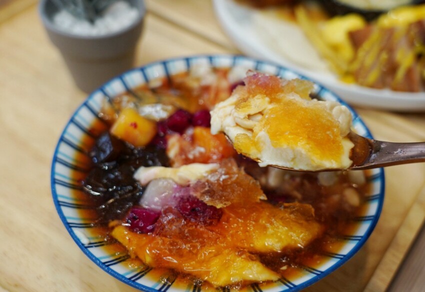 跑來豆花店點早午餐？點早午餐就送豆花一碗，古早味豆花、方形粉圓、炒糖水全都自己做！