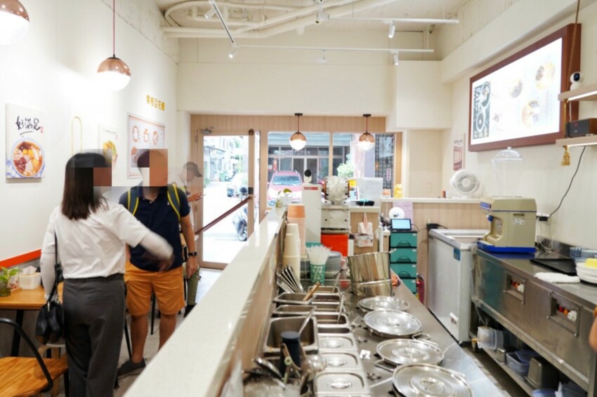 跑來豆花店點早午餐？點早午餐就送豆花一碗，古早味豆花、方形粉圓、炒糖水全都自己做！