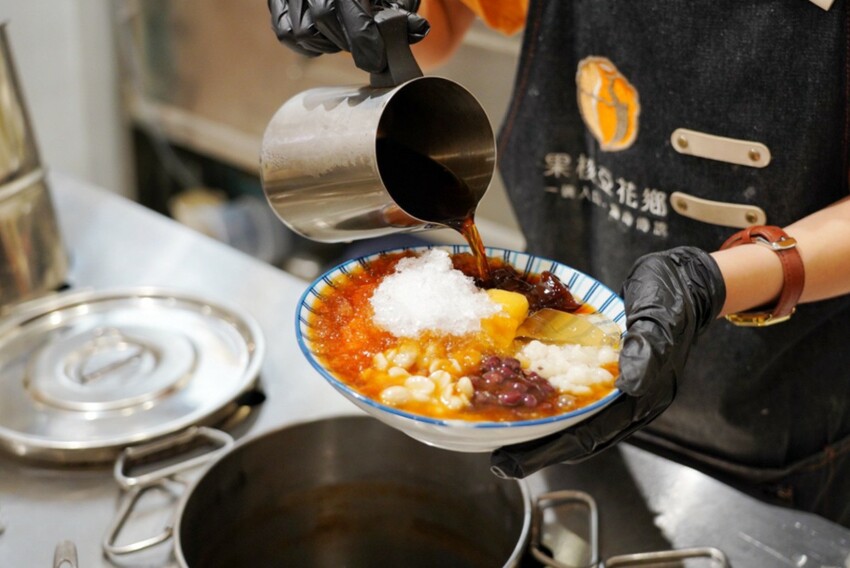 跑來豆花店點早午餐？點早午餐就送豆花一碗，古早味豆花、方形粉圓、炒糖水全都自己做！