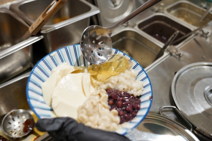 跑來豆花店點早午餐？點早午餐就送豆花一碗，古早味豆花、方形粉圓、炒糖水全都自己做！
