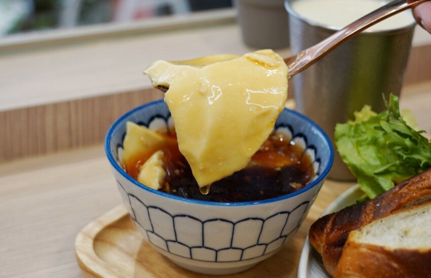 跑來豆花店點早午餐？點早午餐就送豆花一碗，古早味豆花、方形粉圓、炒糖水全都自己做！