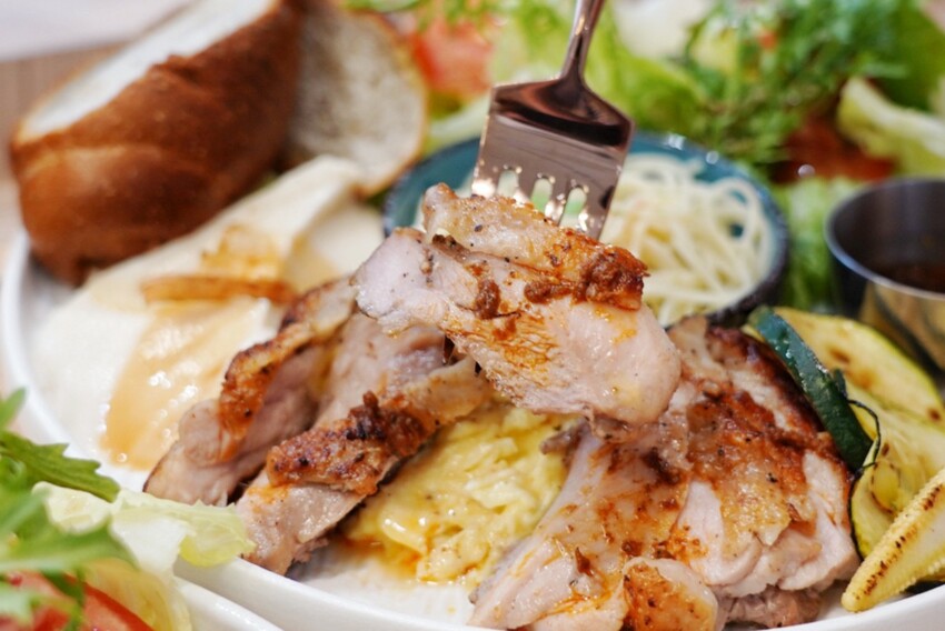 跑來豆花店點早午餐？點早午餐就送豆花一碗，古早味豆花、方形粉圓、炒糖水全都自己做！