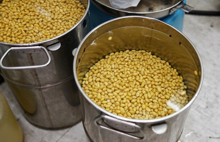 跑來豆花店點早午餐？點早午餐就送豆花一碗，古早味豆花、方形粉圓、炒糖水全都自己做！