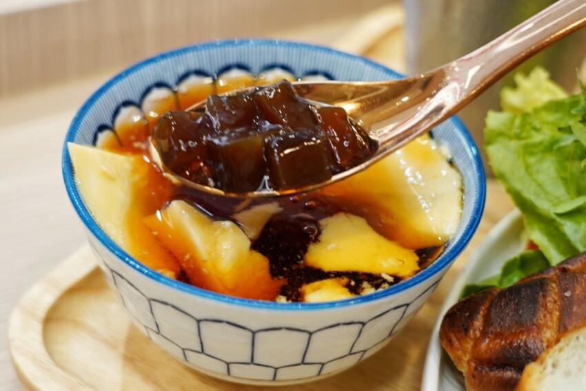 跑來豆花店點早午餐？點早午餐就送豆花一碗，古早味豆花、方形粉圓、炒糖水全都自己做！