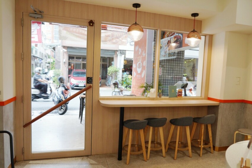 跑來豆花店點早午餐？點早午餐就送豆花一碗，古早味豆花、方形粉圓、炒糖水全都自己做！