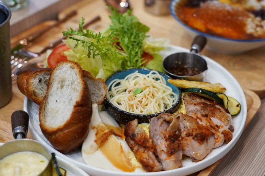 跑來豆花店點早午餐？點早午餐就送豆花一碗，古早味豆花、方形粉圓、炒糖水全都自己做！