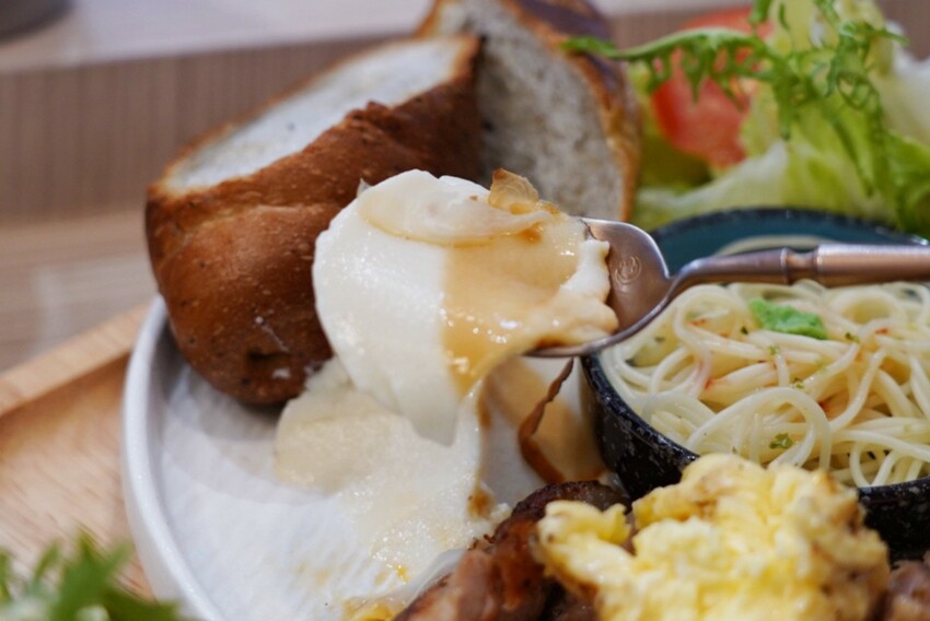 跑來豆花店點早午餐？點早午餐就送豆花一碗，古早味豆花、方形粉圓、炒糖水全都自己做！