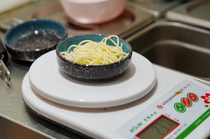 跑來豆花店點早午餐？點早午餐就送豆花一碗，古早味豆花、方形粉圓、炒糖水全都自己做！