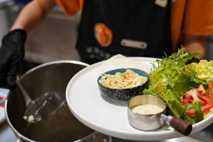 跑來豆花店點早午餐？點早午餐就送豆花一碗，古早味豆花、方形粉圓、炒糖水全都自己做！