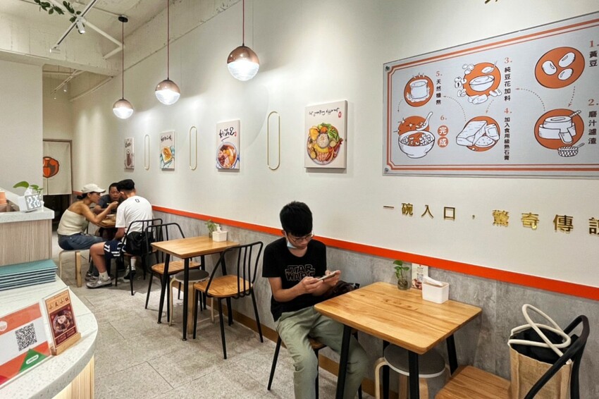跑來豆花店點早午餐？點早午餐就送豆花一碗，古早味豆花、方形粉圓、炒糖水全都自己做！
