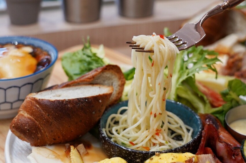 跑來豆花店點早午餐？點早午餐就送豆花一碗，古早味豆花、方形粉圓、炒糖水全都自己做！