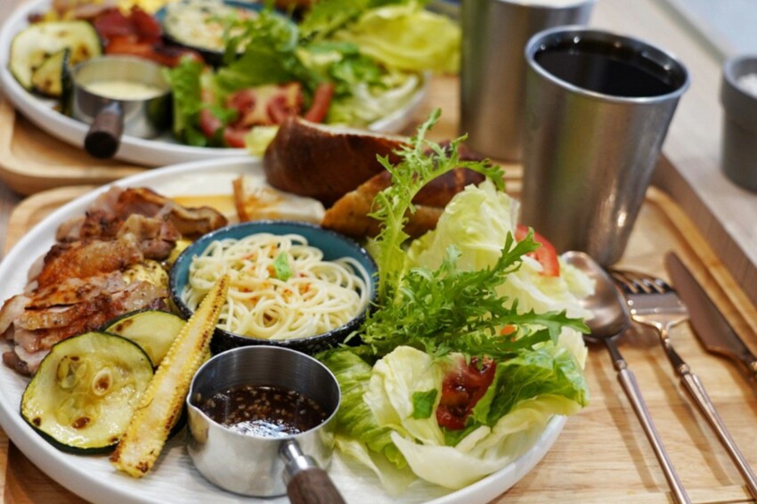 跑來豆花店點早午餐？點早午餐就送豆花一碗，古早味豆花、方形粉圓、炒糖水全都自己做！