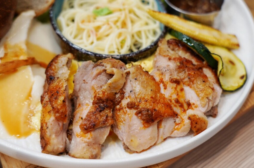 跑來豆花店點早午餐？點早午餐就送豆花一碗，古早味豆花、方形粉圓、炒糖水全都自己做！