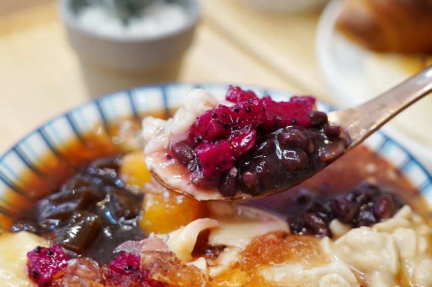 跑來豆花店點早午餐？點早午餐就送豆花一碗，古早味豆花、方形粉圓、炒糖水全都自己做！