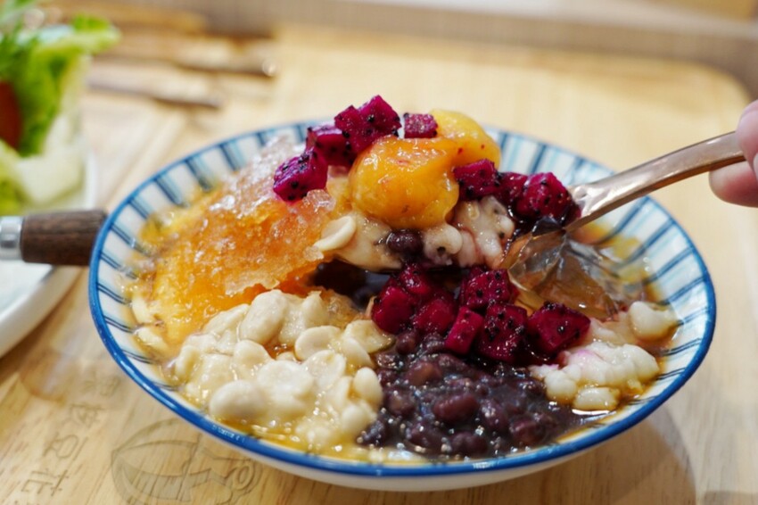 跑來豆花店點早午餐？點早午餐就送豆花一碗，古早味豆花、方形粉圓、炒糖水全都自己做！
