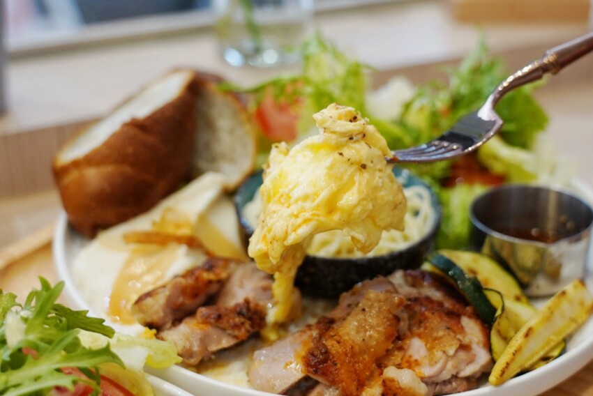 跑來豆花店點早午餐？點早午餐就送豆花一碗，古早味豆花、方形粉圓、炒糖水全都自己做！