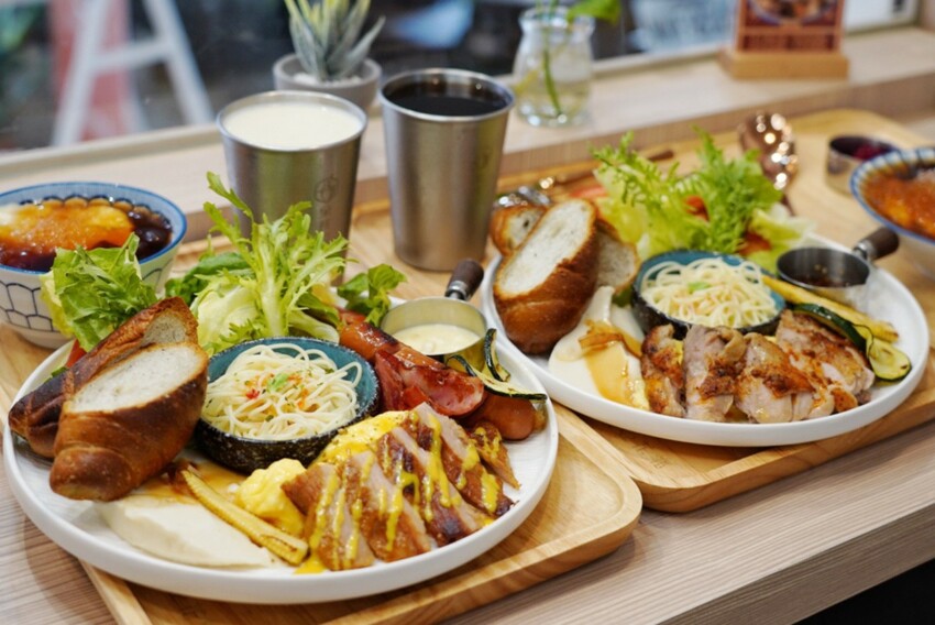 跑來豆花店點早午餐？點早午餐就送豆花一碗，古早味豆花、方形粉圓、炒糖水全都自己做！