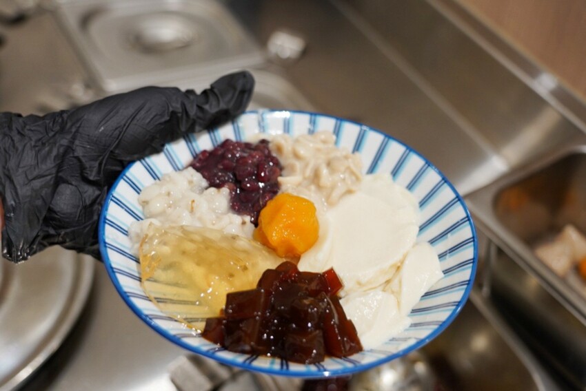 跑來豆花店點早午餐？點早午餐就送豆花一碗，古早味豆花、方形粉圓、炒糖水全都自己做！