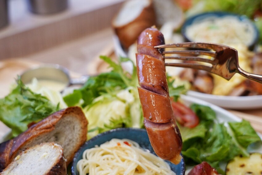 跑來豆花店點早午餐？點早午餐就送豆花一碗，古早味豆花、方形粉圓、炒糖水全都自己做！