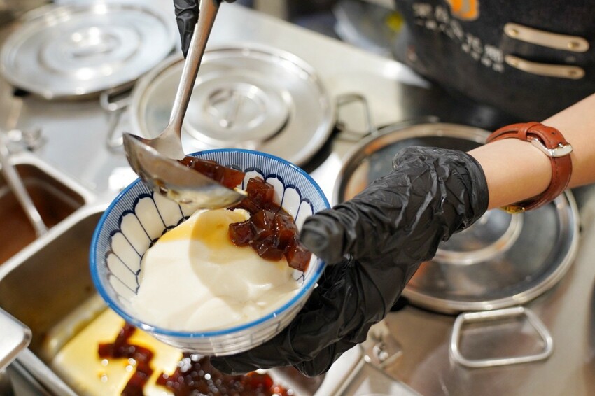 跑來豆花店點早午餐？點早午餐就送豆花一碗，古早味豆花、方形粉圓、炒糖水全都自己做！