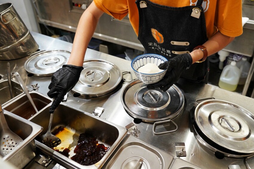 跑來豆花店點早午餐？點早午餐就送豆花一碗，古早味豆花、方形粉圓、炒糖水全都自己做！