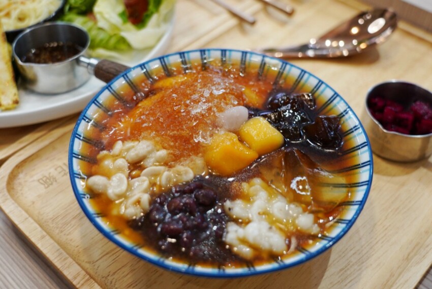 跑來豆花店點早午餐？點早午餐就送豆花一碗，古早味豆花、方形粉圓、炒糖水全都自己做！