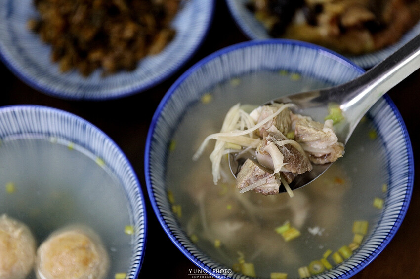 巷弄隱藏版美食「酸菜滷肉飯」老饕才知 滿滿膠質加上胡椒粉更對味|宏海魯肉飯(台中公益路魯肉飯爌肉飯推薦