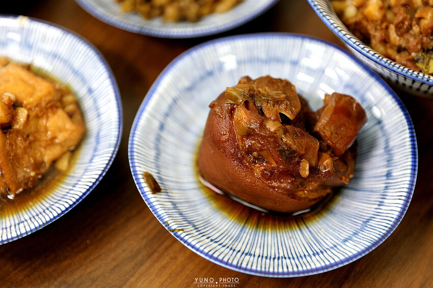 巷弄隱藏版美食「酸菜滷肉飯」老饕才知 滿滿膠質加上胡椒粉更對味|宏海魯肉飯(台中公益路魯肉飯爌肉飯推薦