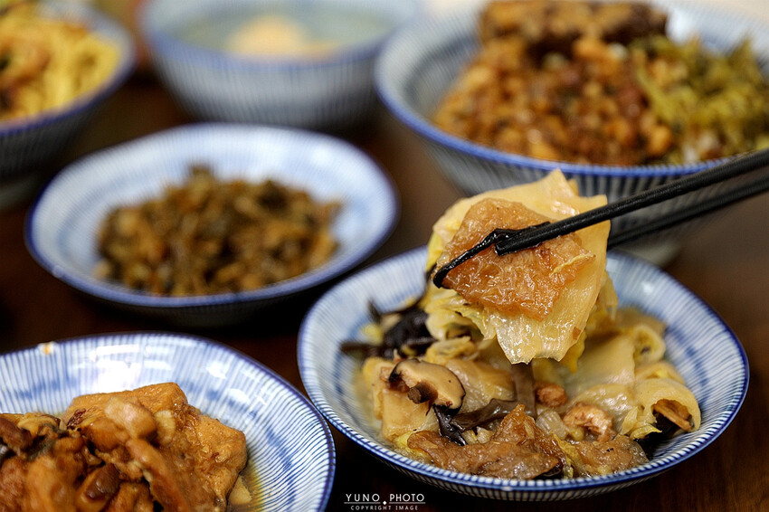 巷弄隱藏版美食「酸菜滷肉飯」老饕才知 滿滿膠質加上胡椒粉更對味|宏海魯肉飯(台中公益路魯肉飯爌肉飯推薦