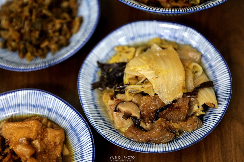 巷弄隱藏版美食「酸菜滷肉飯」老饕才知 滿滿膠質加上胡椒粉更對味|宏海魯肉飯(台中公益路魯肉飯爌肉飯推薦