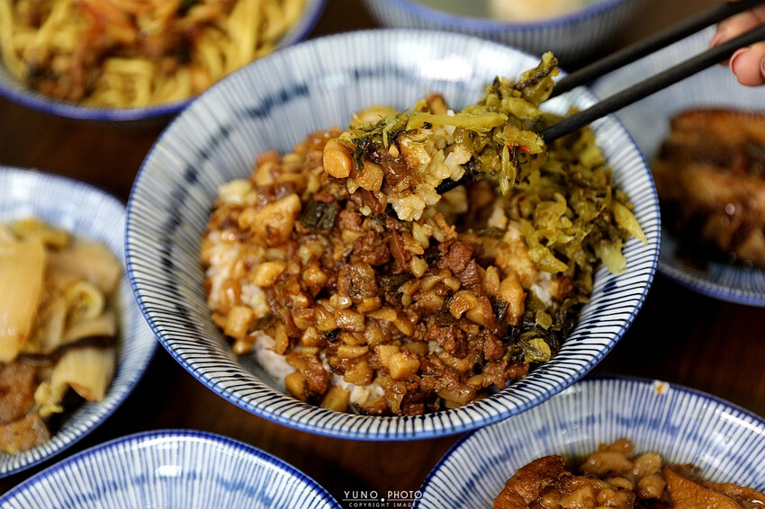 巷弄隱藏版美食「酸菜滷肉飯」老饕才知 滿滿膠質加上胡椒粉更對味|宏海魯肉飯(台中公益路魯肉飯爌肉飯推薦