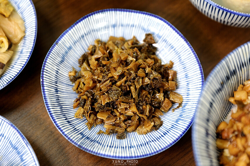 巷弄隱藏版美食「酸菜滷肉飯」老饕才知 滿滿膠質加上胡椒粉更對味|宏海魯肉飯(台中公益路魯肉飯爌肉飯推薦