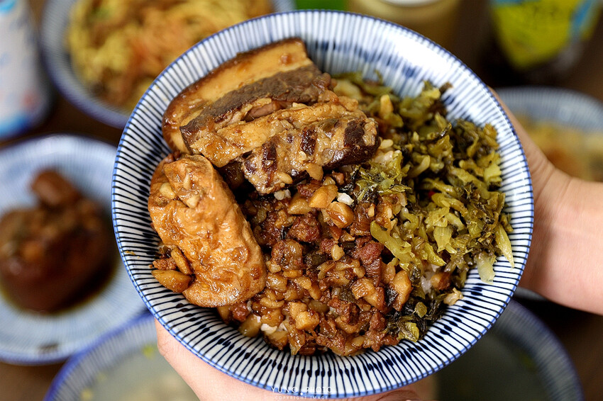 巷弄隱藏版美食「酸菜滷肉飯」老饕才知 滿滿膠質加上胡椒粉更對味|宏海魯肉飯(台中公益路魯肉飯爌肉飯推薦