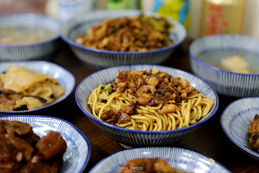 巷弄隱藏版美食「酸菜滷肉飯」老饕才知 滿滿膠質加上胡椒粉更對味|宏海魯肉飯(台中公益路魯肉飯爌肉飯推薦