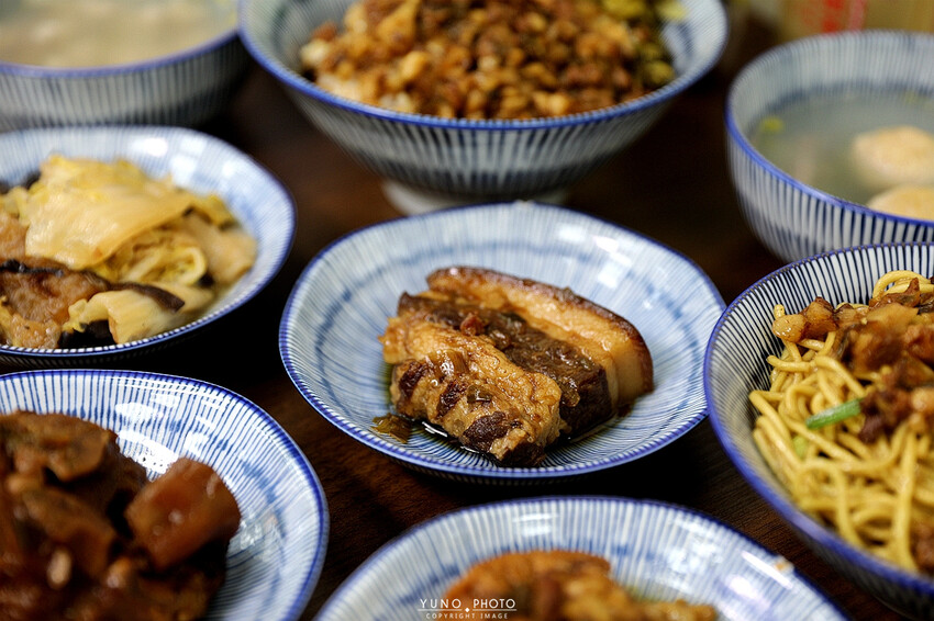 巷弄隱藏版美食「酸菜滷肉飯」老饕才知 滿滿膠質加上胡椒粉更對味|宏海魯肉飯(台中公益路魯肉飯爌肉飯推薦