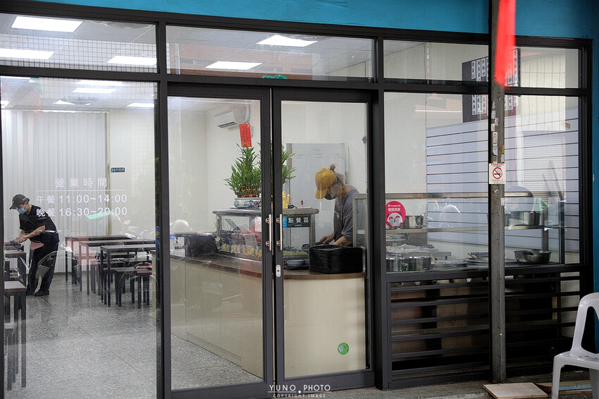 巷弄隱藏版美食「酸菜滷肉飯」老饕才知 滿滿膠質加上胡椒粉更對味|宏海魯肉飯(台中公益路魯肉飯爌肉飯推薦