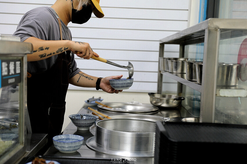 巷弄隱藏版美食「酸菜滷肉飯」老饕才知 滿滿膠質加上胡椒粉更對味|宏海魯肉飯(台中公益路魯肉飯爌肉飯推薦