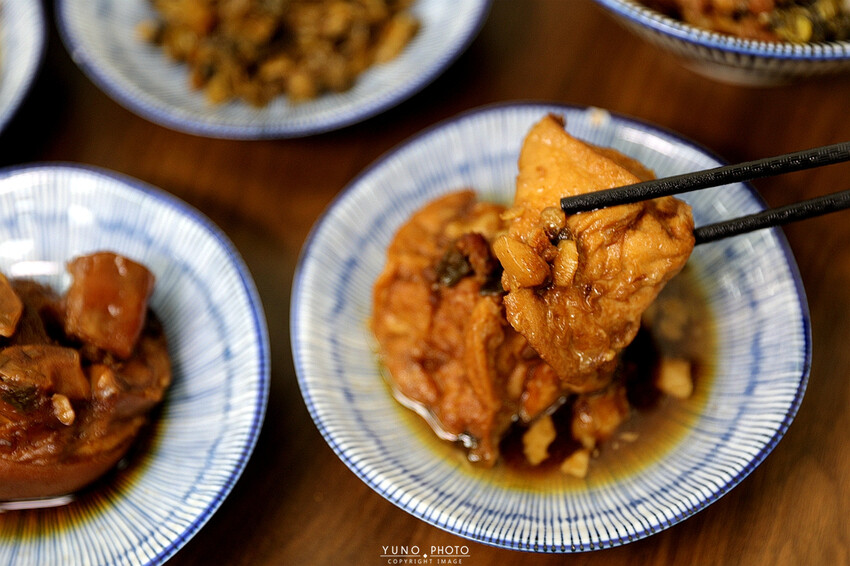 巷弄隱藏版美食「酸菜滷肉飯」老饕才知 滿滿膠質加上胡椒粉更對味|宏海魯肉飯(台中公益路魯肉飯爌肉飯推薦