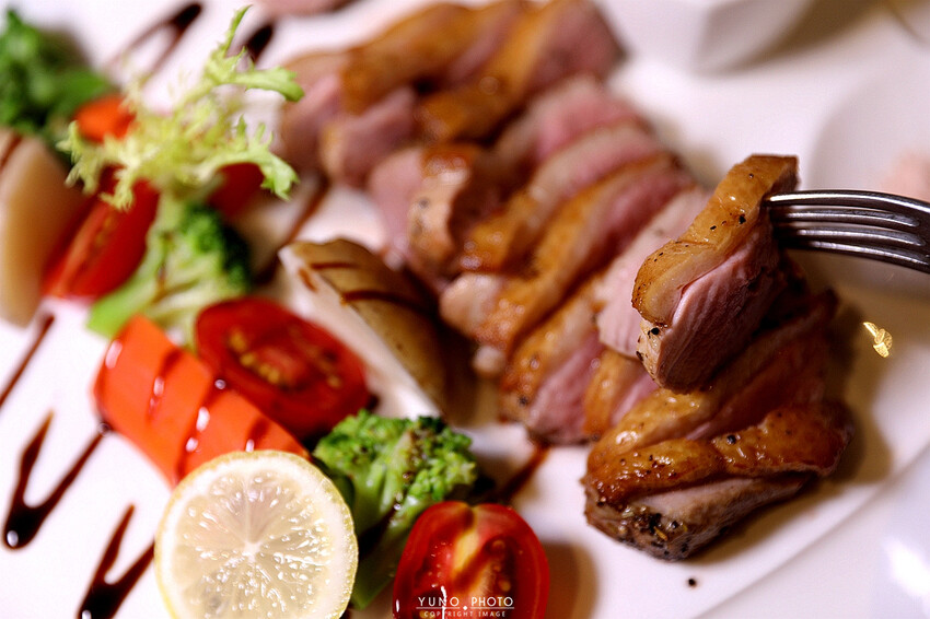 精緻細膩的義式之旅！道道無雷 台中免開瓶費紅酒友善餐廳｜菲菲花園‧義式餐廳。菜單價位(台中西屯)