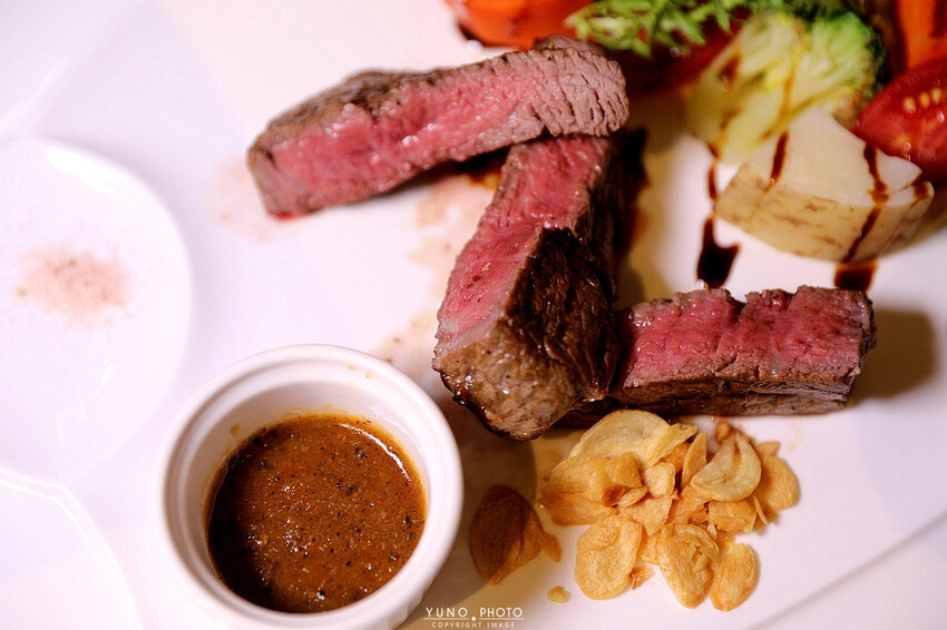 精緻細膩的義式之旅！道道無雷 台中免開瓶費紅酒友善餐廳｜菲菲花園‧義式餐廳。菜單價位(台中西屯)