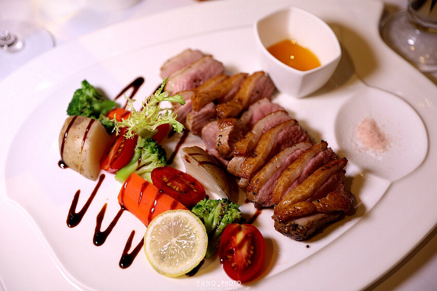 精緻細膩的義式之旅！道道無雷 台中免開瓶費紅酒友善餐廳｜菲菲花園‧義式餐廳。菜單價位(台中西屯)