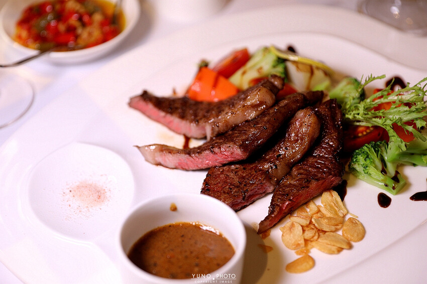 精緻細膩的義式之旅！道道無雷 台中免開瓶費紅酒友善餐廳｜菲菲花園‧義式餐廳。菜單價位(台中西屯)