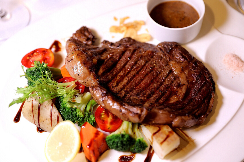 精緻細膩的義式之旅！道道無雷 台中免開瓶費紅酒友善餐廳｜菲菲花園‧義式餐廳。菜單價位(台中西屯)