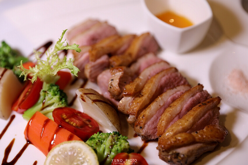 精緻細膩的義式之旅！道道無雷 台中免開瓶費紅酒友善餐廳｜菲菲花園‧義式餐廳。菜單價位(台中西屯)