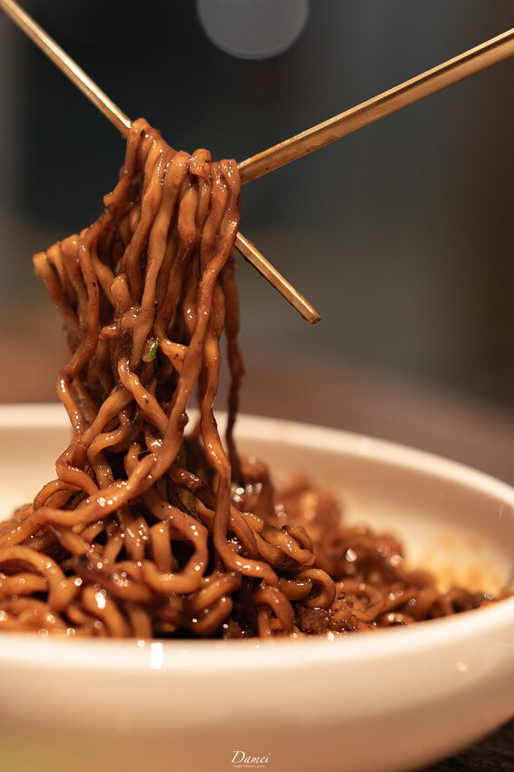 台北大安｜好日子韓酒館 Halu Korean Bistro-東區巷裡的韓式餐酒館，炸全雞與魷魚蛤蜊火鍋好吸睛​ - 大妹 Damei｜台北咖啡廳、韓國旅遊、台北美食、台灣旅宿