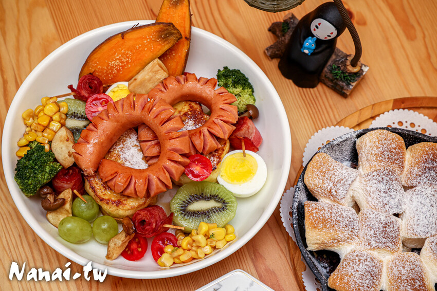 員林新店！藏在透天厝的貓互動店，被一群貓星人包圍超療癒，根本是貓控天堂，必點巨型港式舒芙蕾和金磚蜜糖吐司