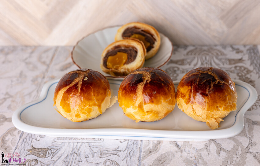 邦穀烘焙製造所|西區台中市–琥珀蛋黃酥帶點焦糖香氣,文青風格的店面有著多款麵包