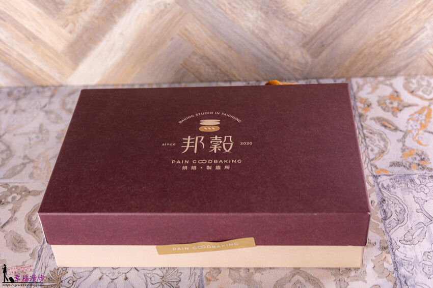 邦穀烘焙製造所|西區台中市–琥珀蛋黃酥帶點焦糖香氣,文青風格的店面有著多款麵包