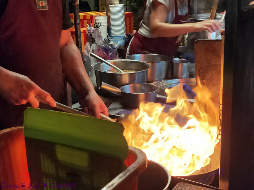 台南小吃【阿龍鱔魚】花枝鱔魚什錦大火乾炒／羹湯.被人群包圍攤位.外帶內用生意超好│仁德夜市│仁德美食 - Fresa芙芮莎♥莎旅憶食