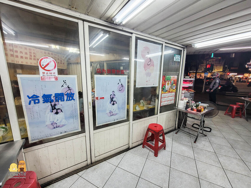 饒河街必吃台南陽春麵，古早味肉燥唇齒留香，現在少見便宜好吃寬陽春麵回味無窮